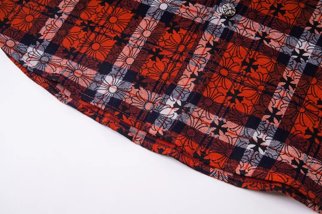 P240 Model No. Y650 CHROME HEARTS/CHROOME HEARTS CH All-over printed dark flower long-sleeved shirt. Custom-woven and dyed pure cotton sesame bottom plaid fabric. The finished fabric is then printed with dark flowers. The whole garment is hand-cut on the grid. The labor cost is high at the end of the year. Genuine leather hand-embroidered sleeves. High-quality distressed children's flower four-button buttons. The first batch on the entire network. Color: black red size: S-XL